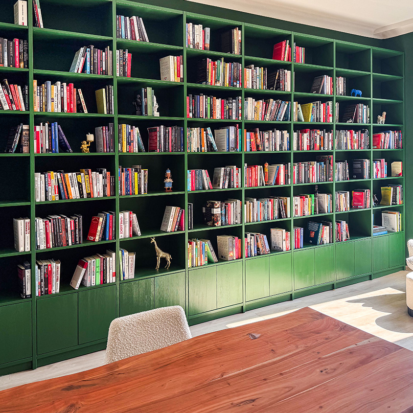 Grüne Bibliothek aus lackiertem Massivholz Kiefer mit RAL6010 Grasgrün und innenliegenden Fronten