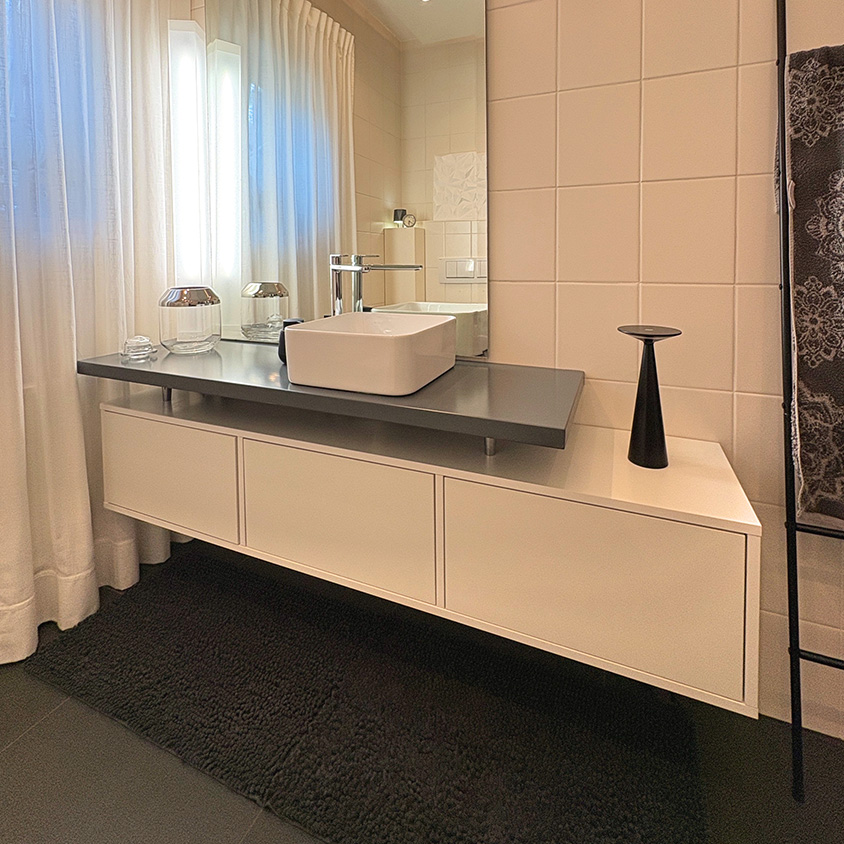 Weißer Badezimmerschrank aus beschichtetem MDF, innenliegenden Fronten und Push-to-open