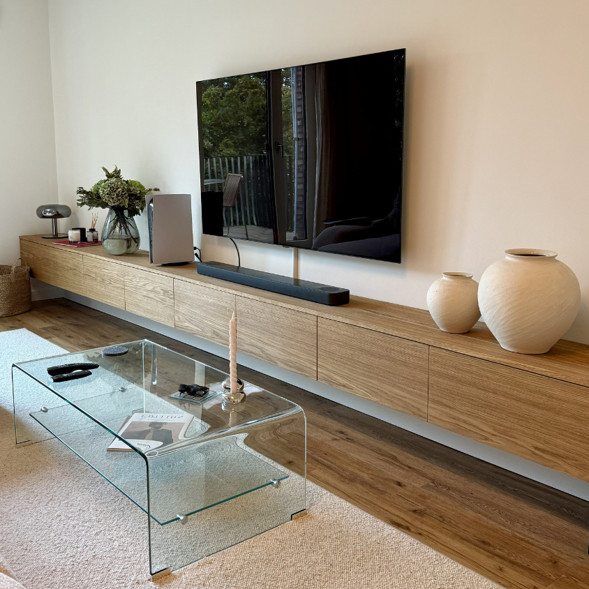 4,5 Meter langes TV Hängesideboard aus Echtholz Furnier Eiche natur geölt mit aufliegenden Fronten mit Push-to-open.
