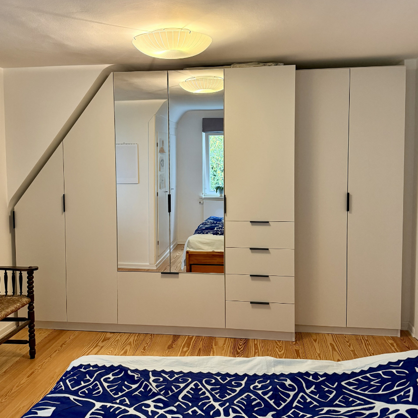 Großer Dachschrägenschrank aus Premium Dekor weißgrau mit Spiegeltüren und Griff 2 in schwarz