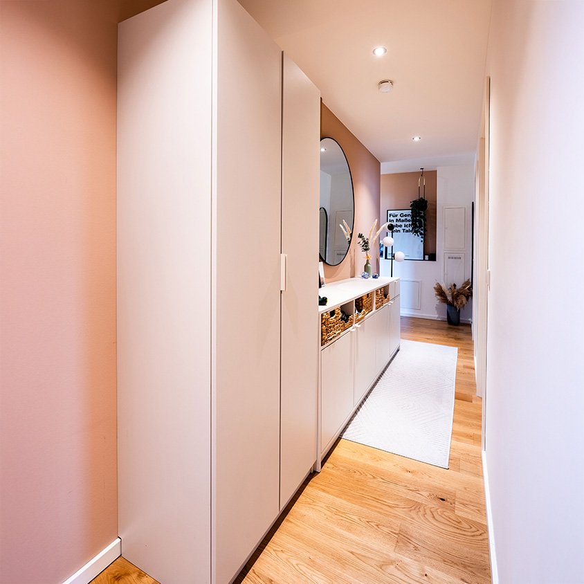 Weißgrauer Garderobenschrank aus Premium Dekor mit innenliegenden Fronten und Griff 3 in weiß.