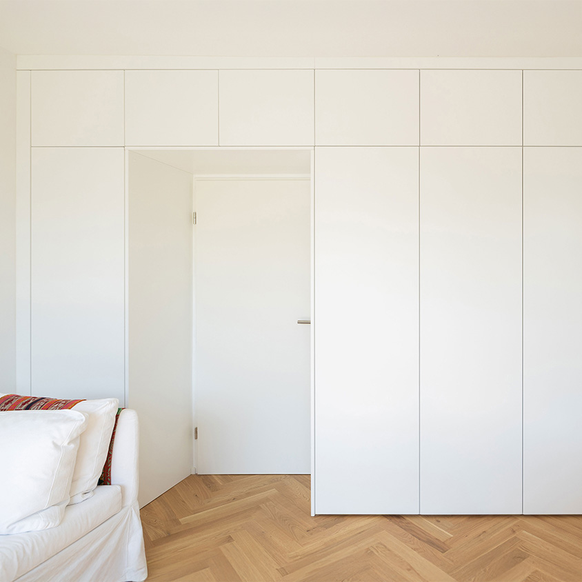 Weißer Einbauschrank mit Türumbau aus Premium Dekor mit geschlossenen Fronten.