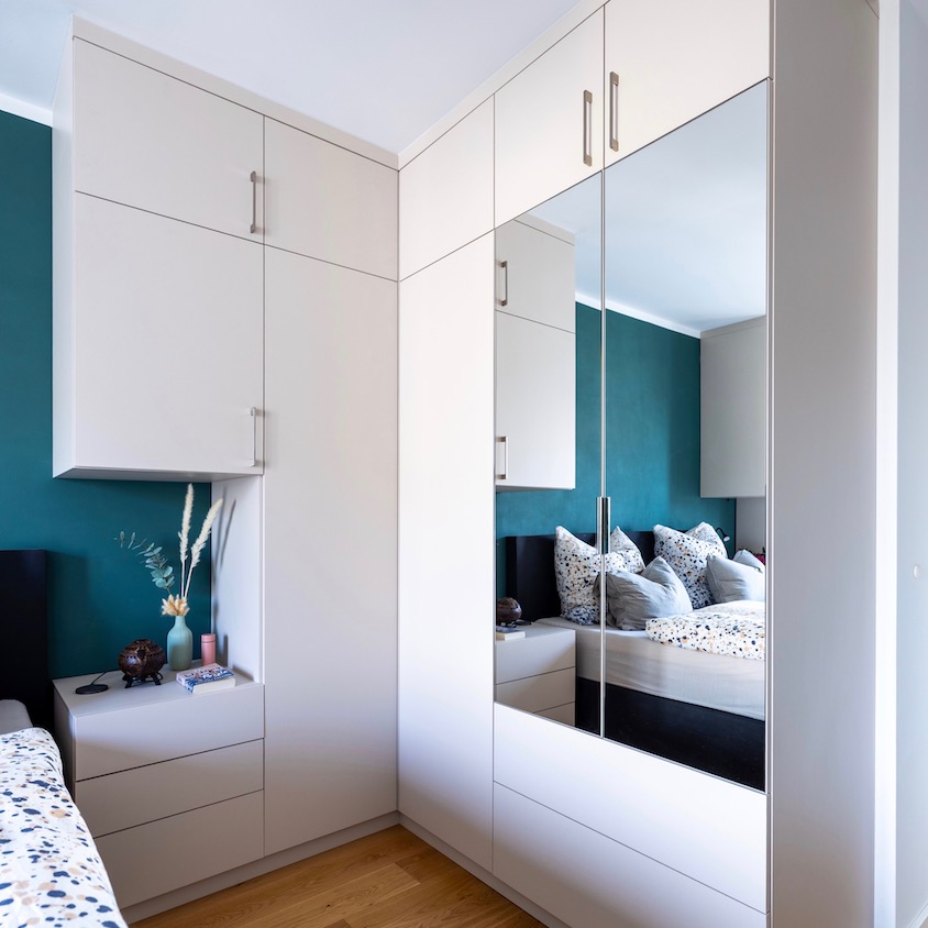 Eckschrank aus sandbeigem Premium Dekor mit Spiegeltüren und Griff 4 aus gebürstetem Stahl, Sonderwunsch: Nachttisch-Ausschnitt