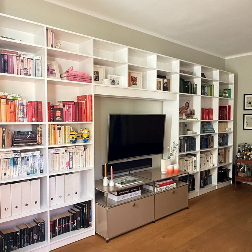 Weißes Regal mit TV-Umbau aus lackiertem MDF, RAL9003 Signalweiß