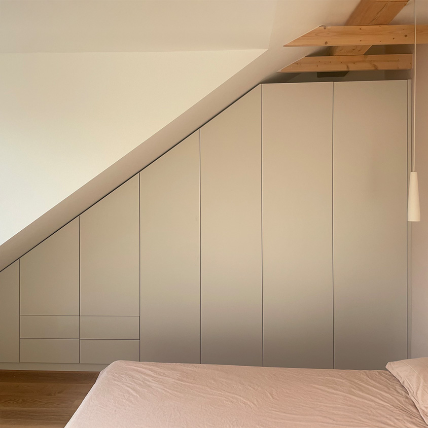 Geräumiger Dachschrägenschrank aus weißgrauem Premium Dekor